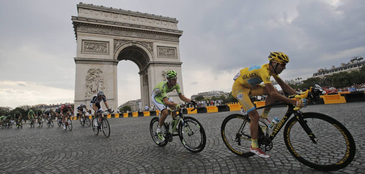Parigi, Francia. Passerella dello Squalo sugli Champs-lyses verso l’incoronazione a re del Tour 2014 (AP)